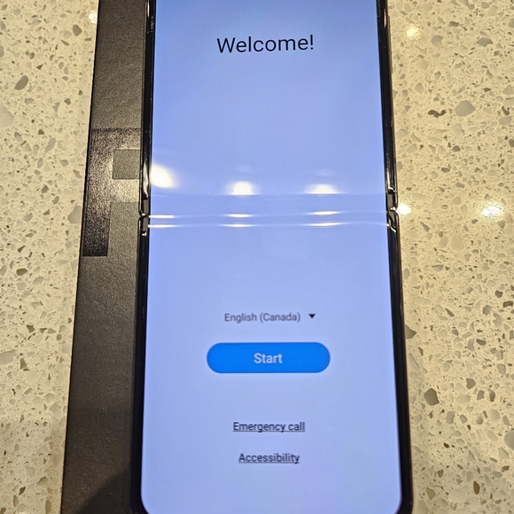 Like New Samsung ZFlip 4 _ 128Gb_Graphite - Picture 5 of 6